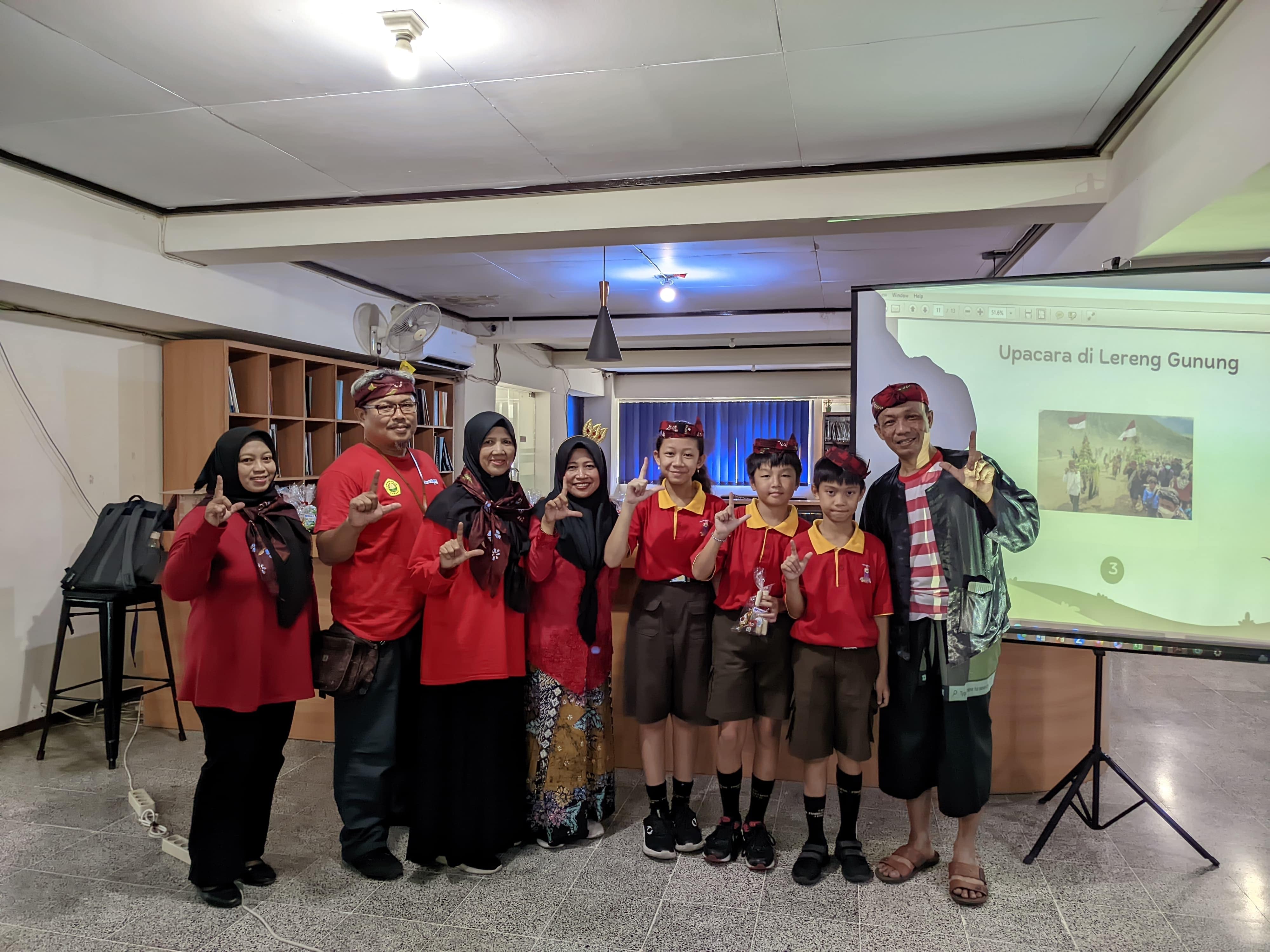 Edukasi Budaya di UPA Perpustakaan UNEJ: SDK Maria Fatima Jember Kenali Keberagaman Nusantara